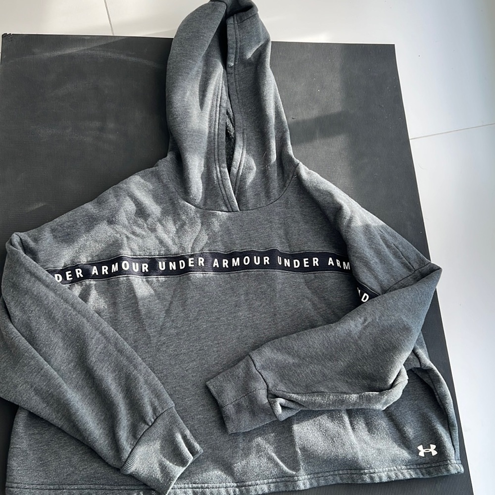 Under Armour cropped hoodie loose fit S